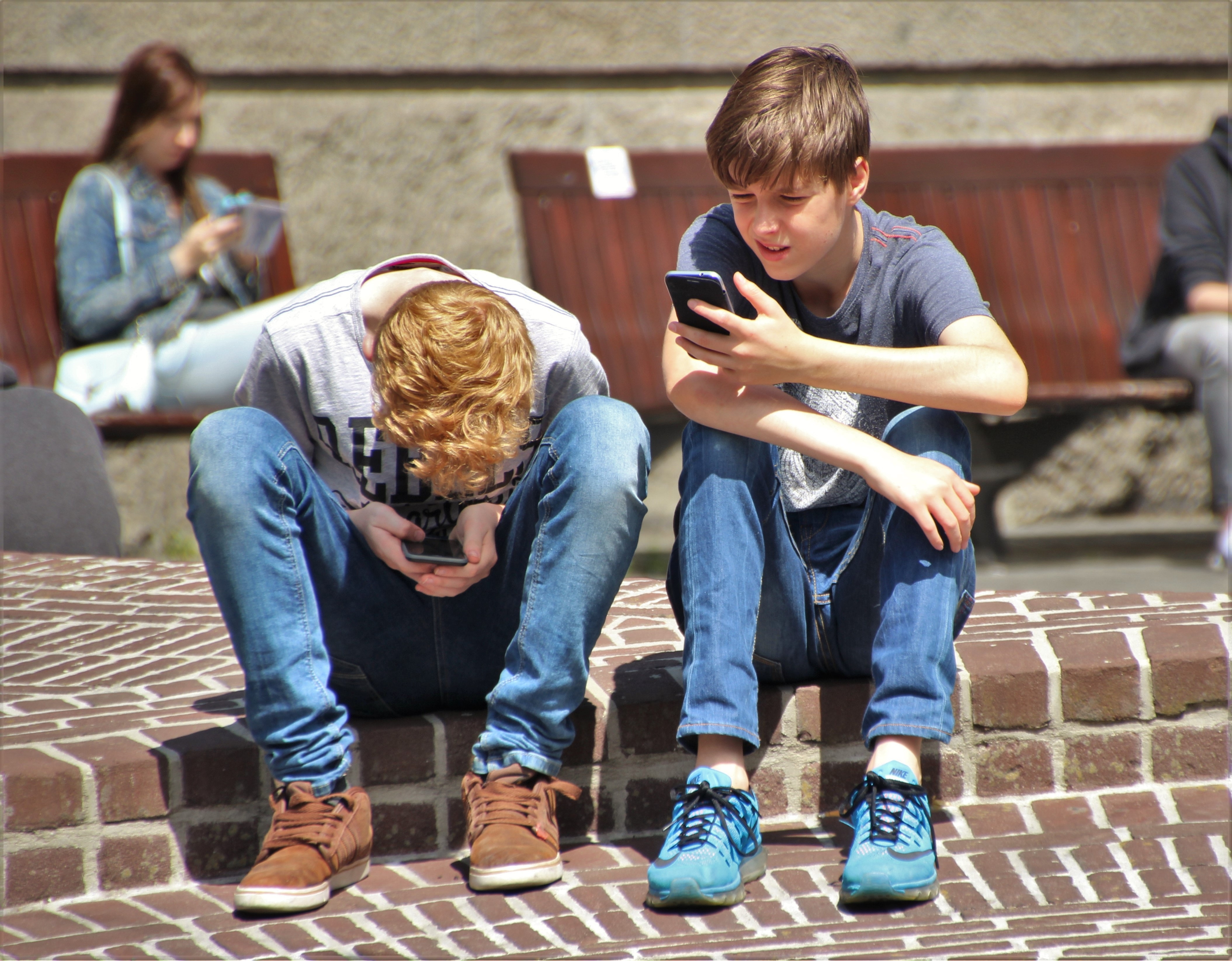 boys-cellphones-children-159395